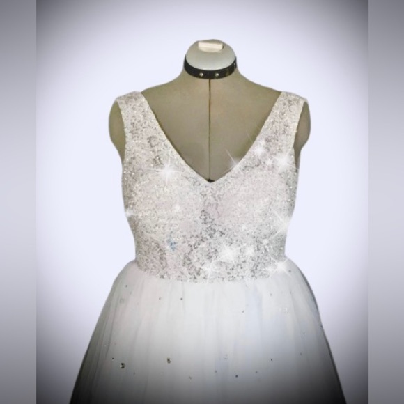 NWOT, embellished, back lacing, wedding dress sz 8 - Picture 2 of 6